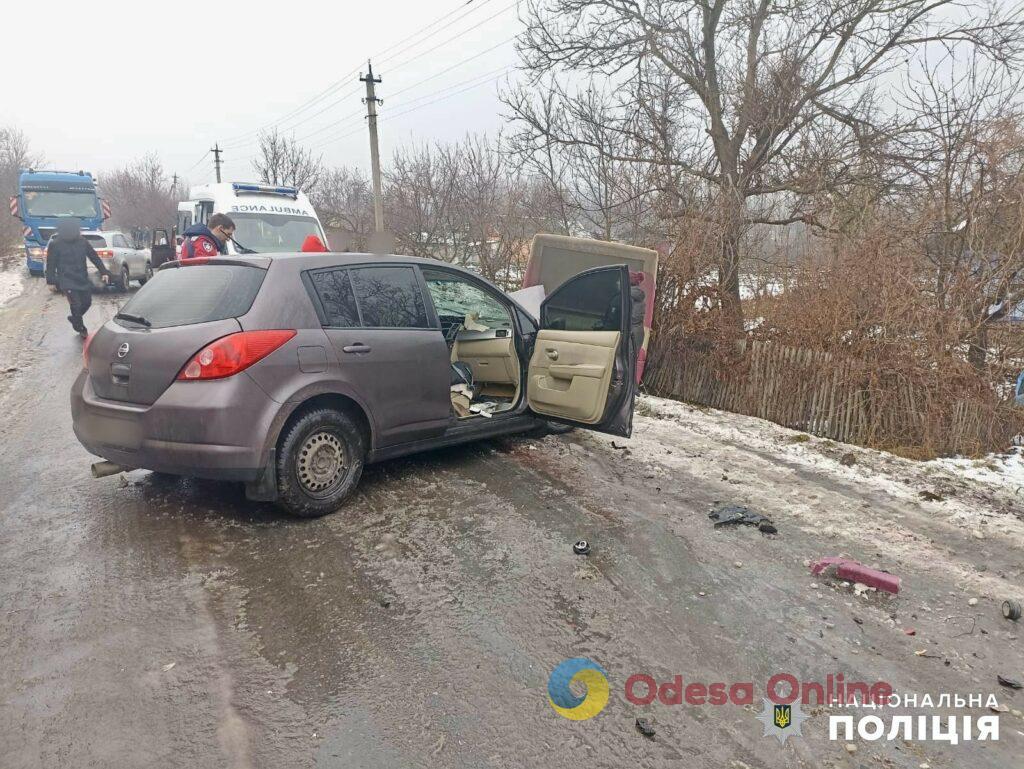 В селі на Одещині зіткнулися автобус та легковик — є постраждалі (фото)