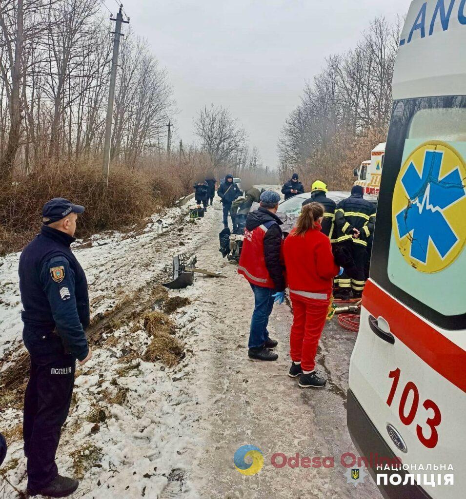 В селі на Одещині зіткнулися автобус та легковик — є постраждалі (фото)