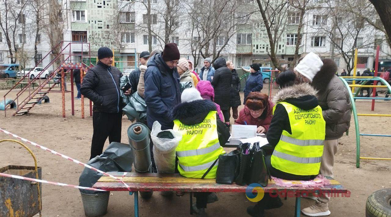 Частина будинку без газу та опалення: як живуть люди в одеській висотці, що потрапила під обстріл