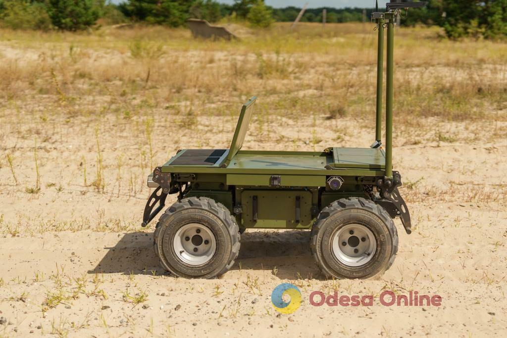 Разведка, штурм, оборона: в Украине тестируют наземного робота