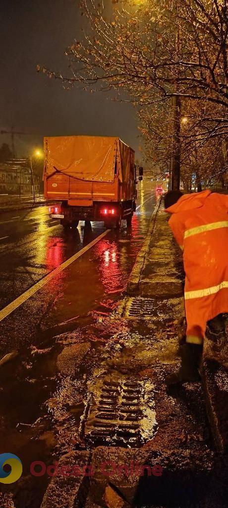 Одесские коммунальщики чистят дождеприемники