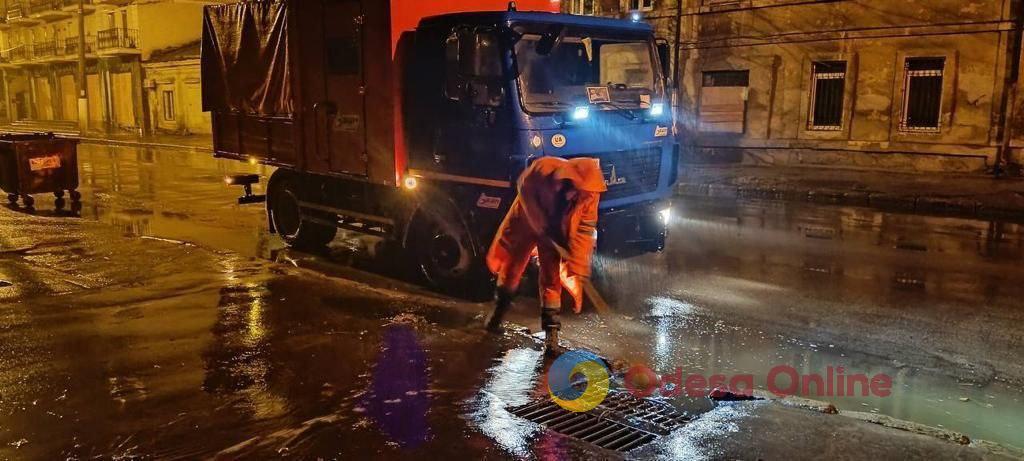 Одеські комунальники чистять дощоприймачі