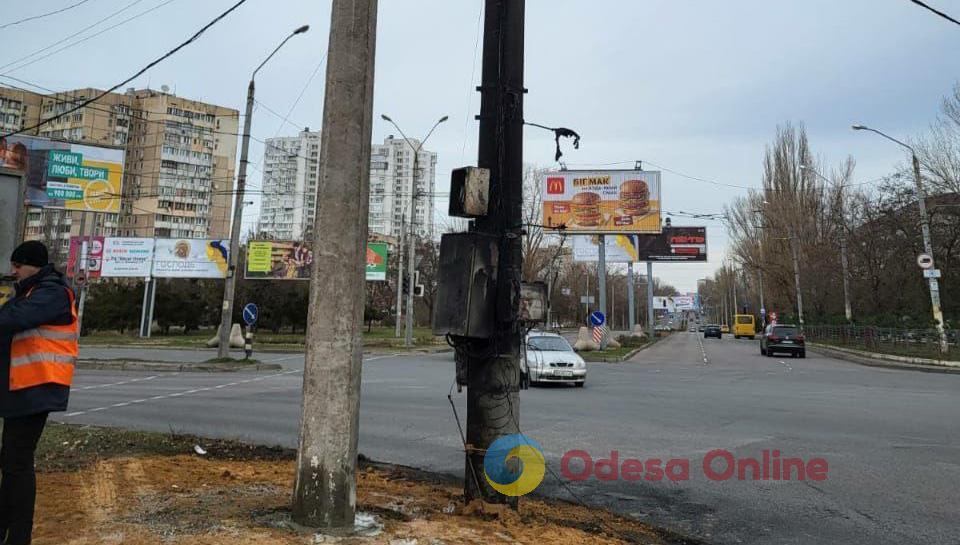 ДТП в Одессе: повреждена опора и выгорел светофор