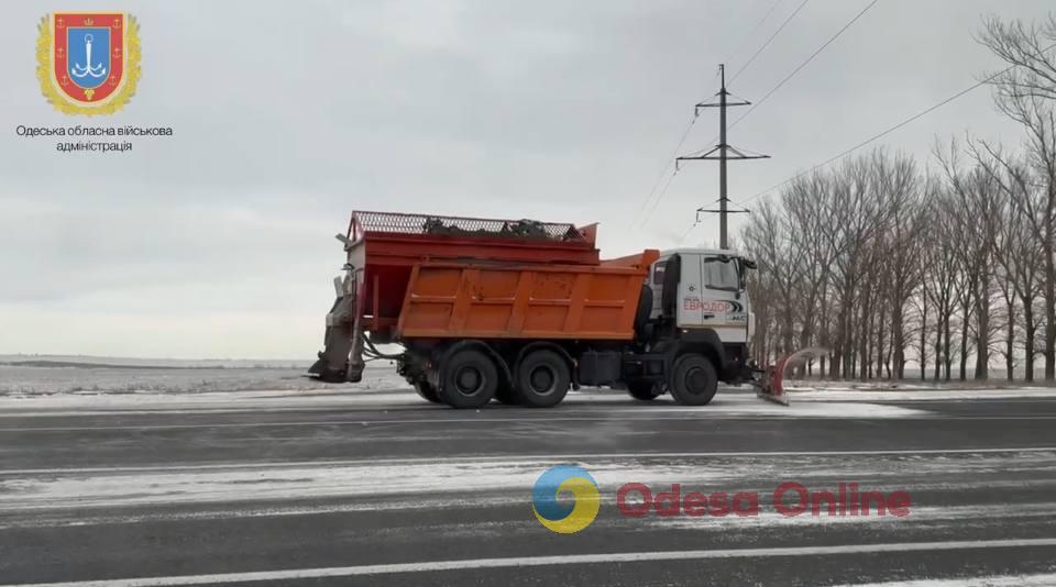 В Одесской области на государственных и местных дорогах работает 129 единиц техники (видео)