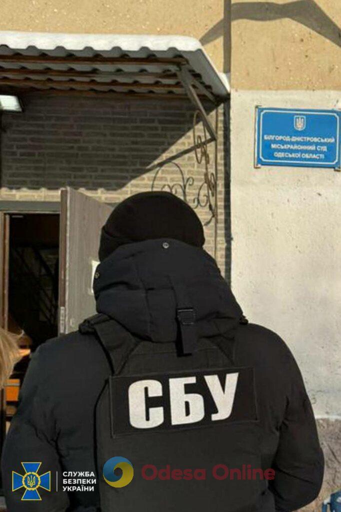 На Одещині викрили суддю, який за хабарі дозволяв чоловікам виїжджати за кордон