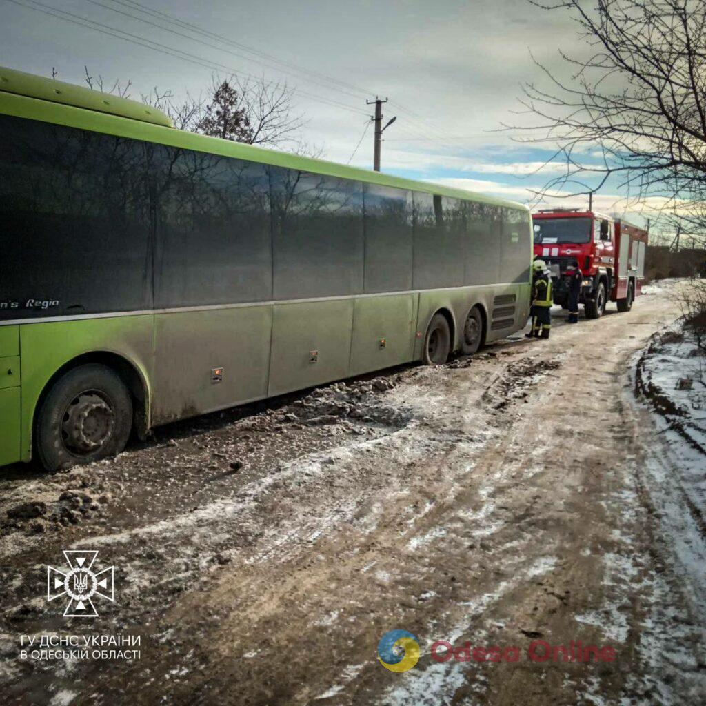 В Одесской области спасатели вытащили автобус со скользкого участка дороги (фото)