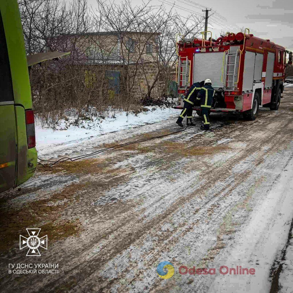 На Одещині рятувальники витягнули автобус зі слизької ділянки дороги (фото)