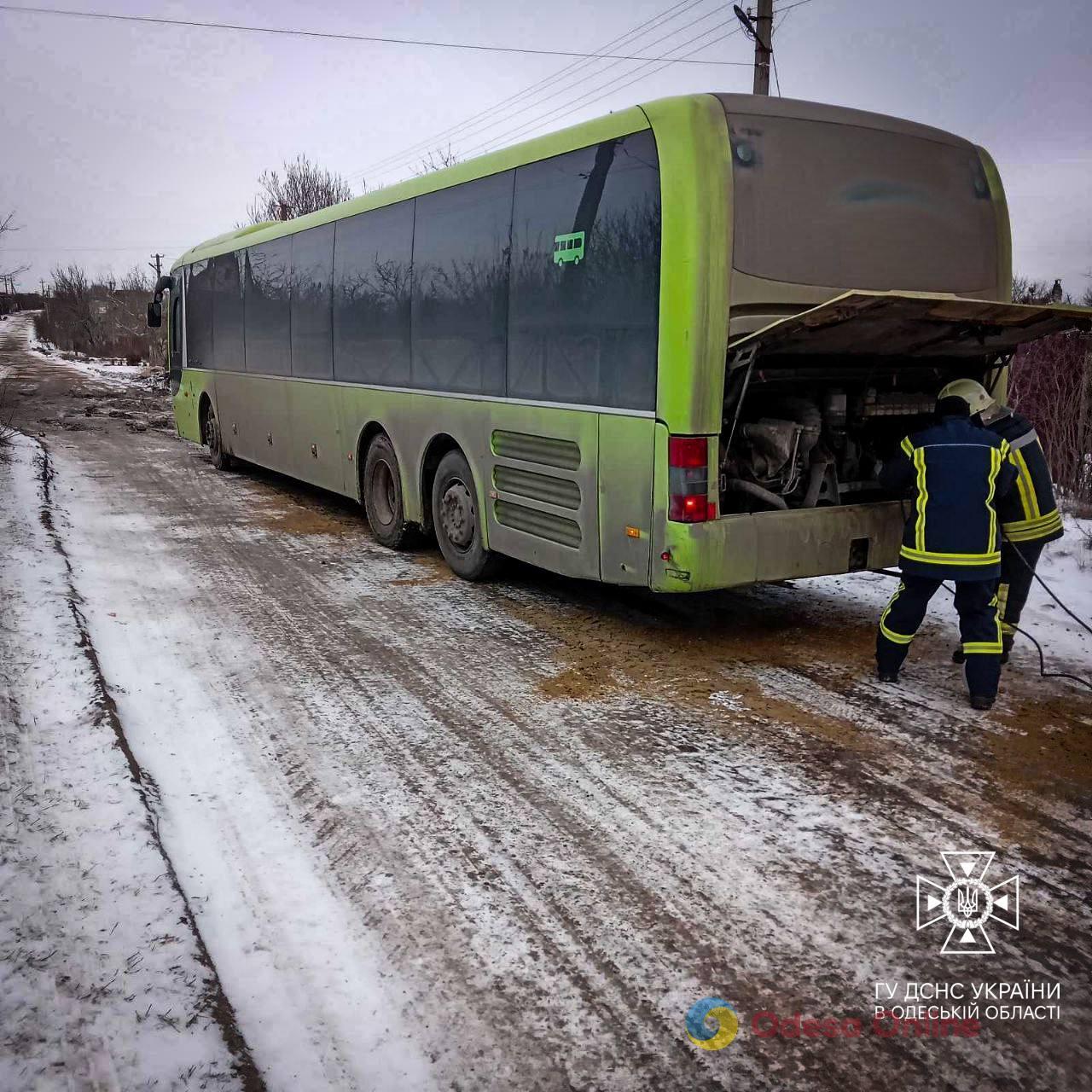 В Одесской области спасатели вытащили автобус со скользкого участка дороги (фото)