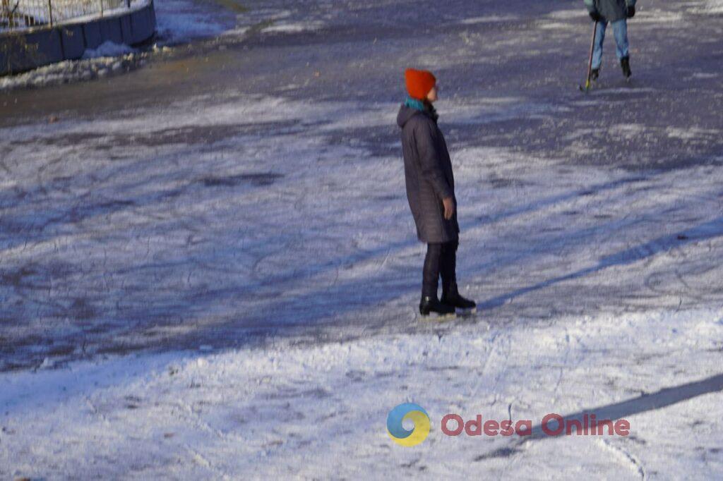 Одесситы катаются на коньках на замерзшем пруду парка Победы (фоторепортаж)