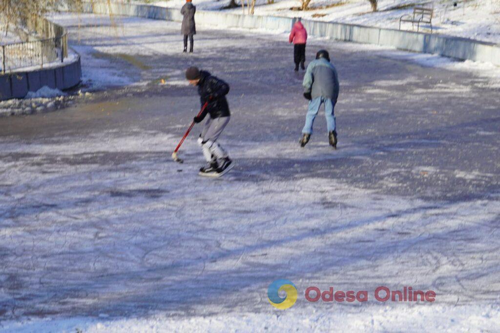 Одесити катаються на ковзанах на замерзлому ставку парку Перемоги (фоторепортаж)