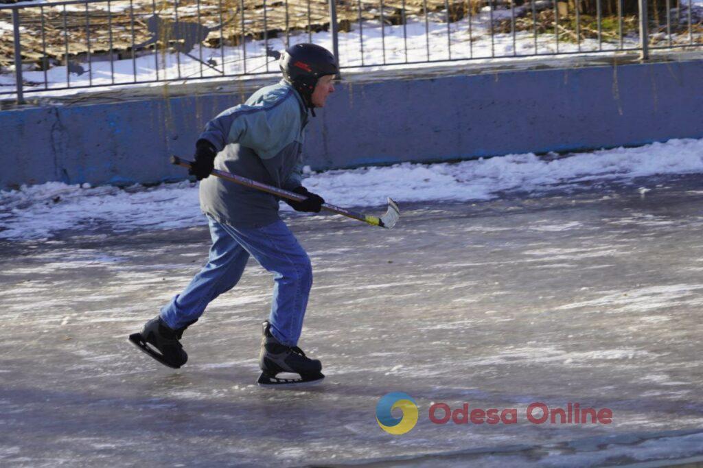 Одесситы катаются на коньках на замерзшем пруду парка Победы (фоторепортаж)