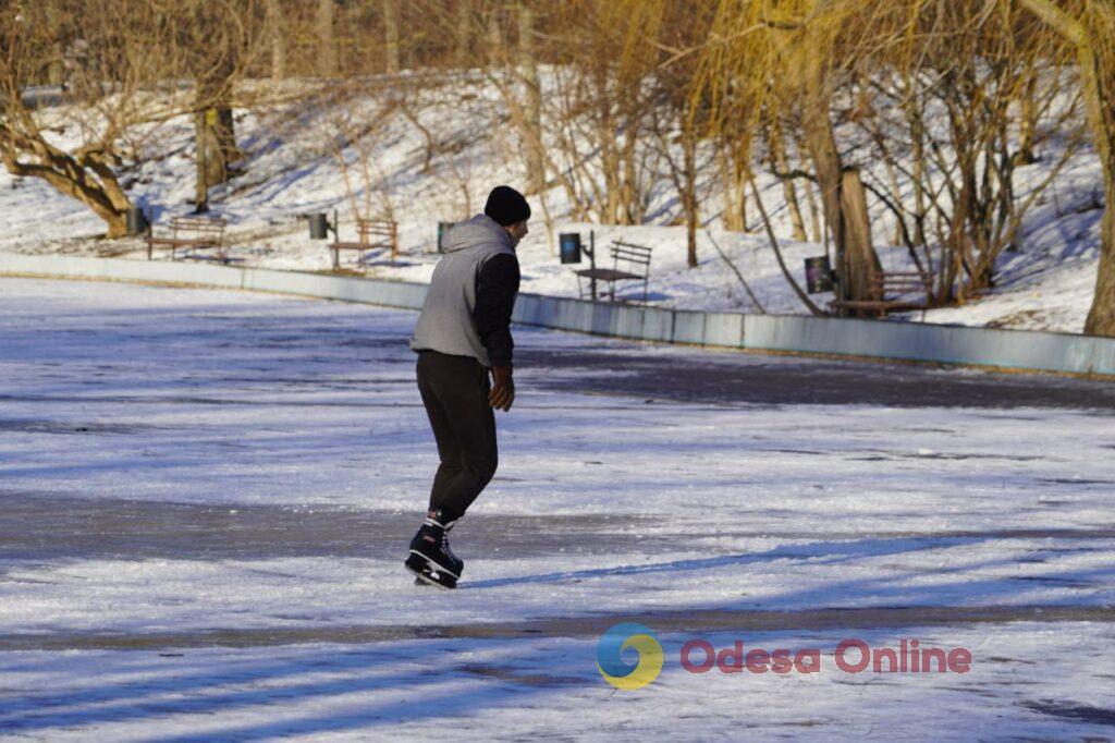 Одесити катаються на ковзанах на замерзлому ставку парку Перемоги (фоторепортаж)
