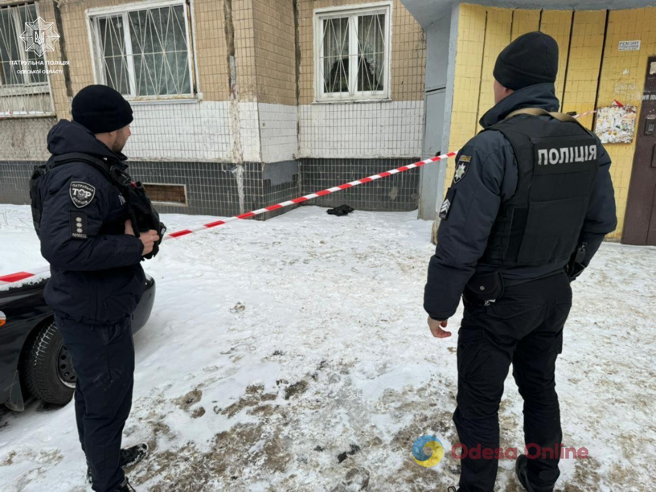 В Одесі біля одного з будинків знайшли гранату із запалом (фото)