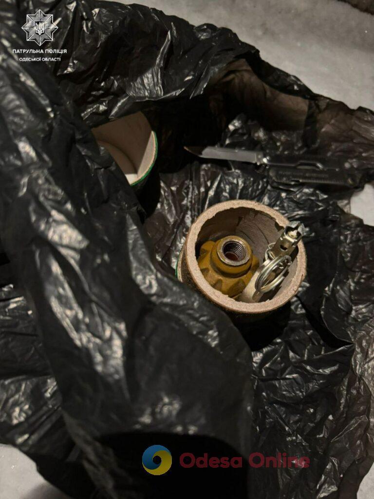 В Одесі біля одного з будинків знайшли гранату із запалом (фото)