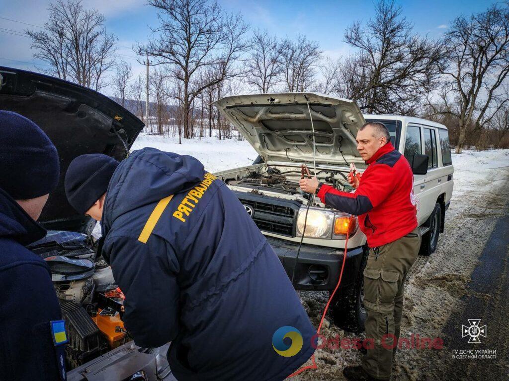 Одесская область: спасатели достали автоцистерну из сугроба и легковушку из кювета