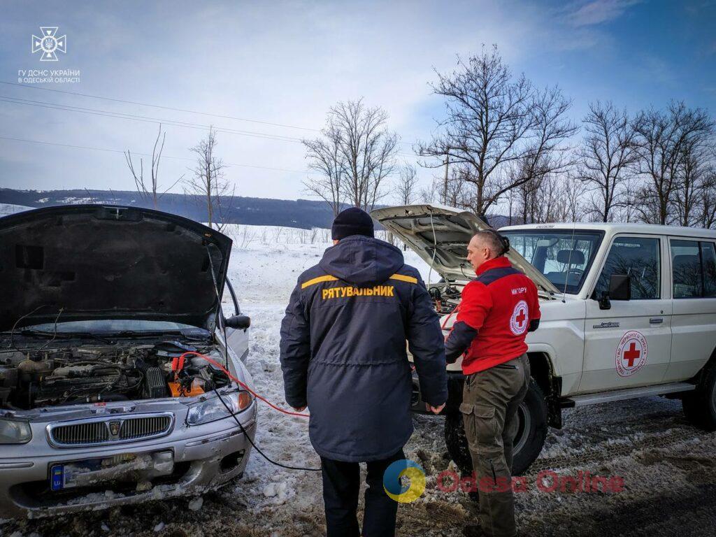 Одесская область: спасатели достали автоцистерну из сугроба и легковушку из кювета