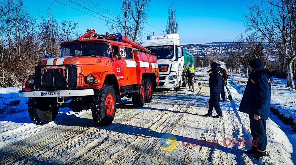 Одеська область: рятувальники дістали автоцистерну з кучугури та легковик з кювету