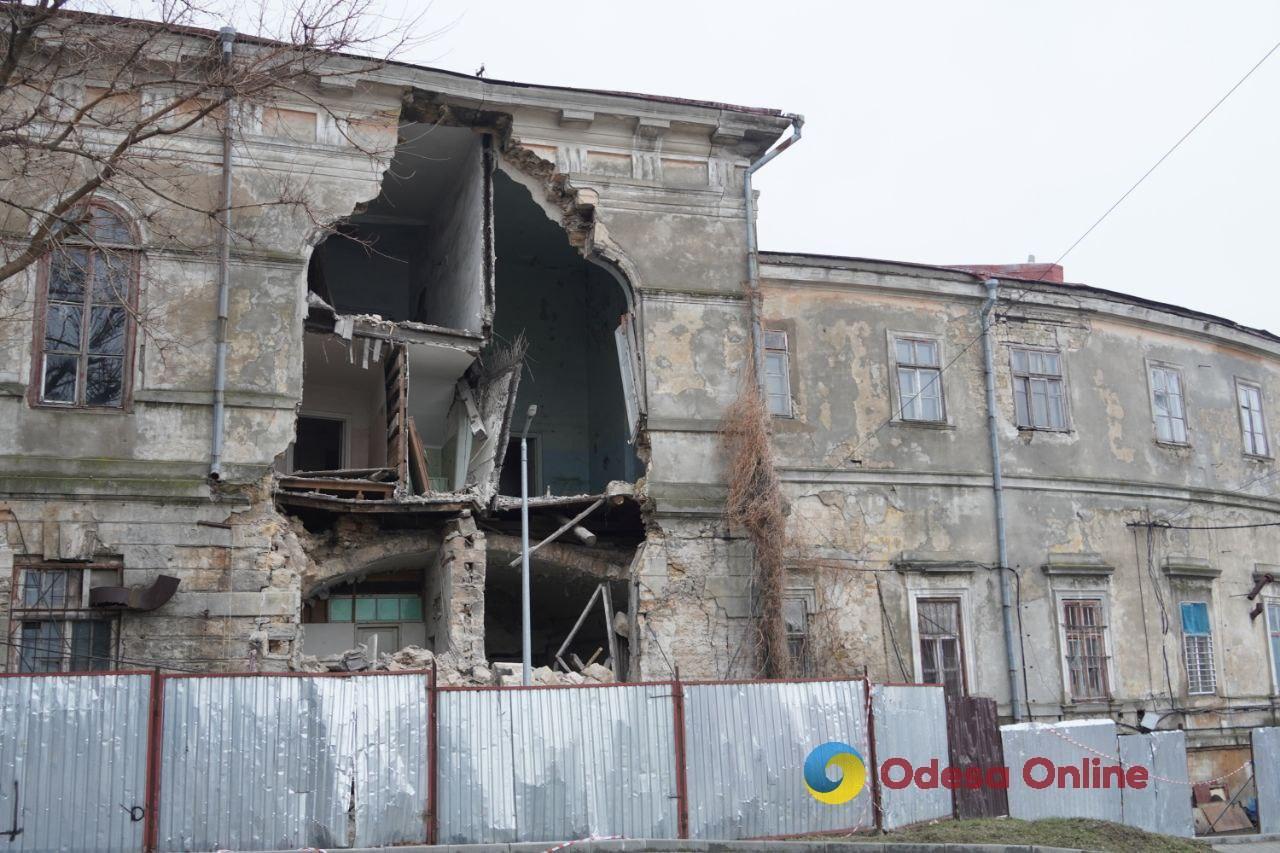 Підсумки дня: обвал стіни в одеській «інфекційці», затримання любителя феєрверків, серйозна ДТП в області