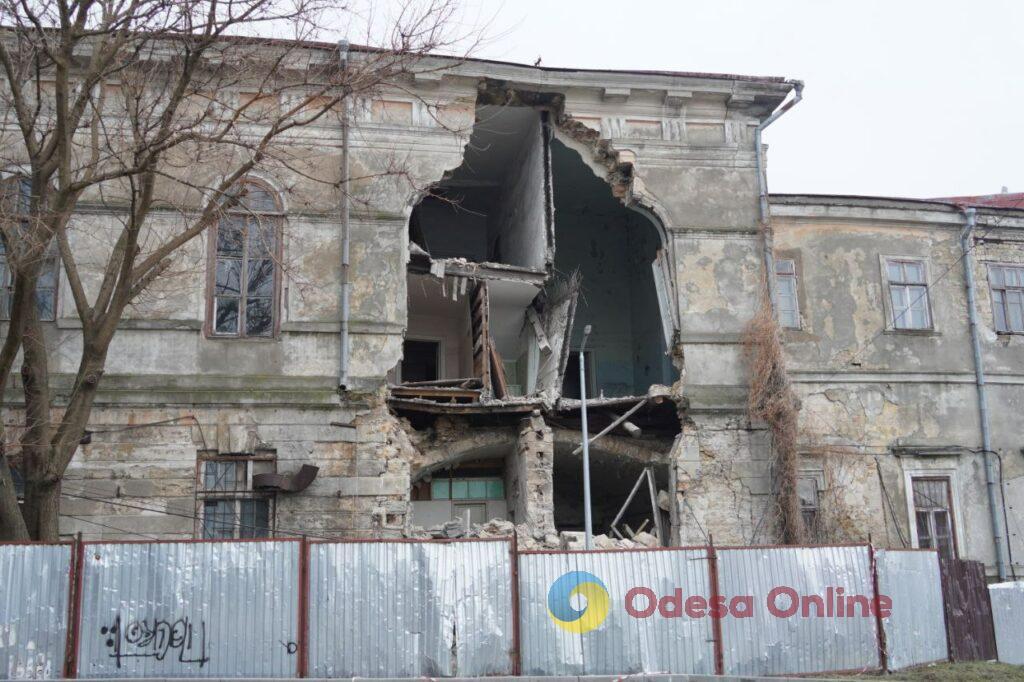 В Одессе обрушилась стена корпуса инфекционной больницы (фото, видео)
