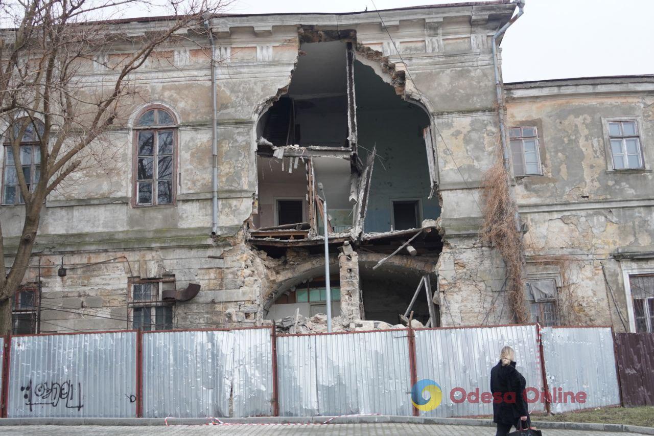 В Одесі обвалилася стіна корпусу інфекційної лікарні (фото, відео)