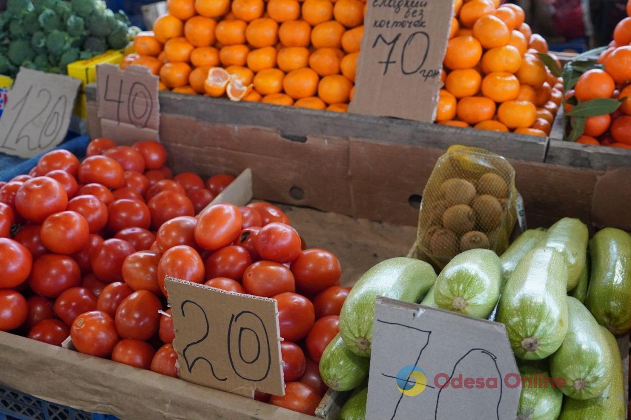 Краснокочанная капуста, ананасы и помидоры: субботние цены на одесском «Привозе»