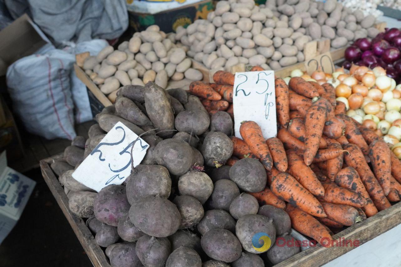Краснокочанная капуста, ананасы и помидоры: субботние цены на одесском «Привозе»