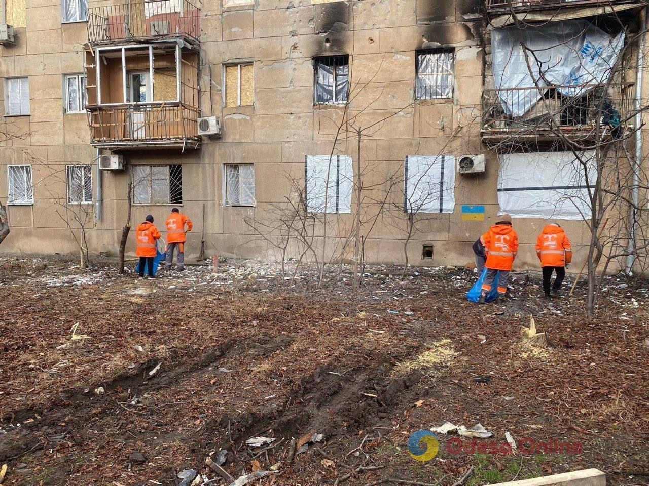 Наслідки російської атаки на Одесу 17 січня: комунальники закрили плівкою вікна у 135 квартирах