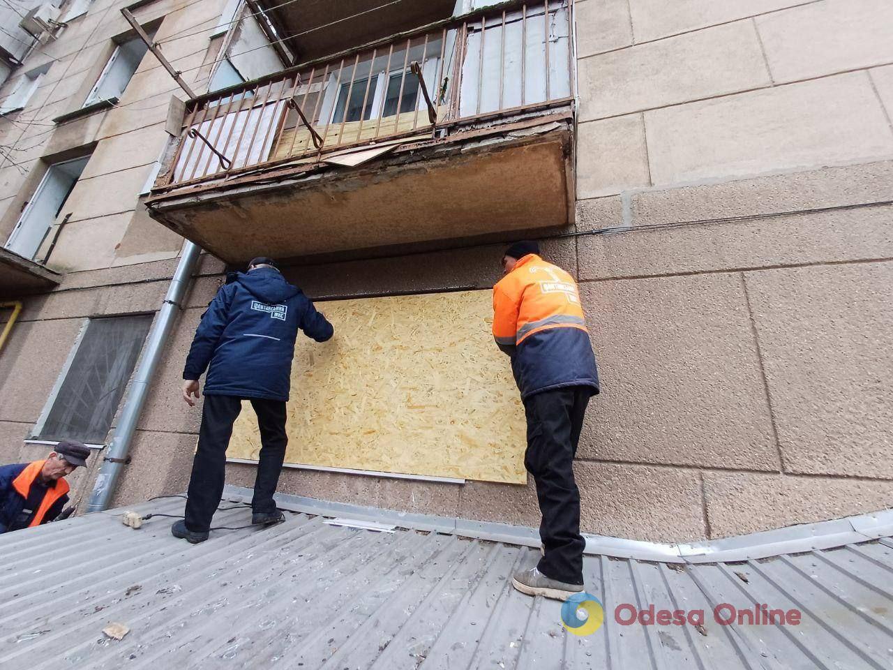 Наслідки російської атаки на Одесу 17 січня: комунальники закрили плівкою вікна у 135 квартирах