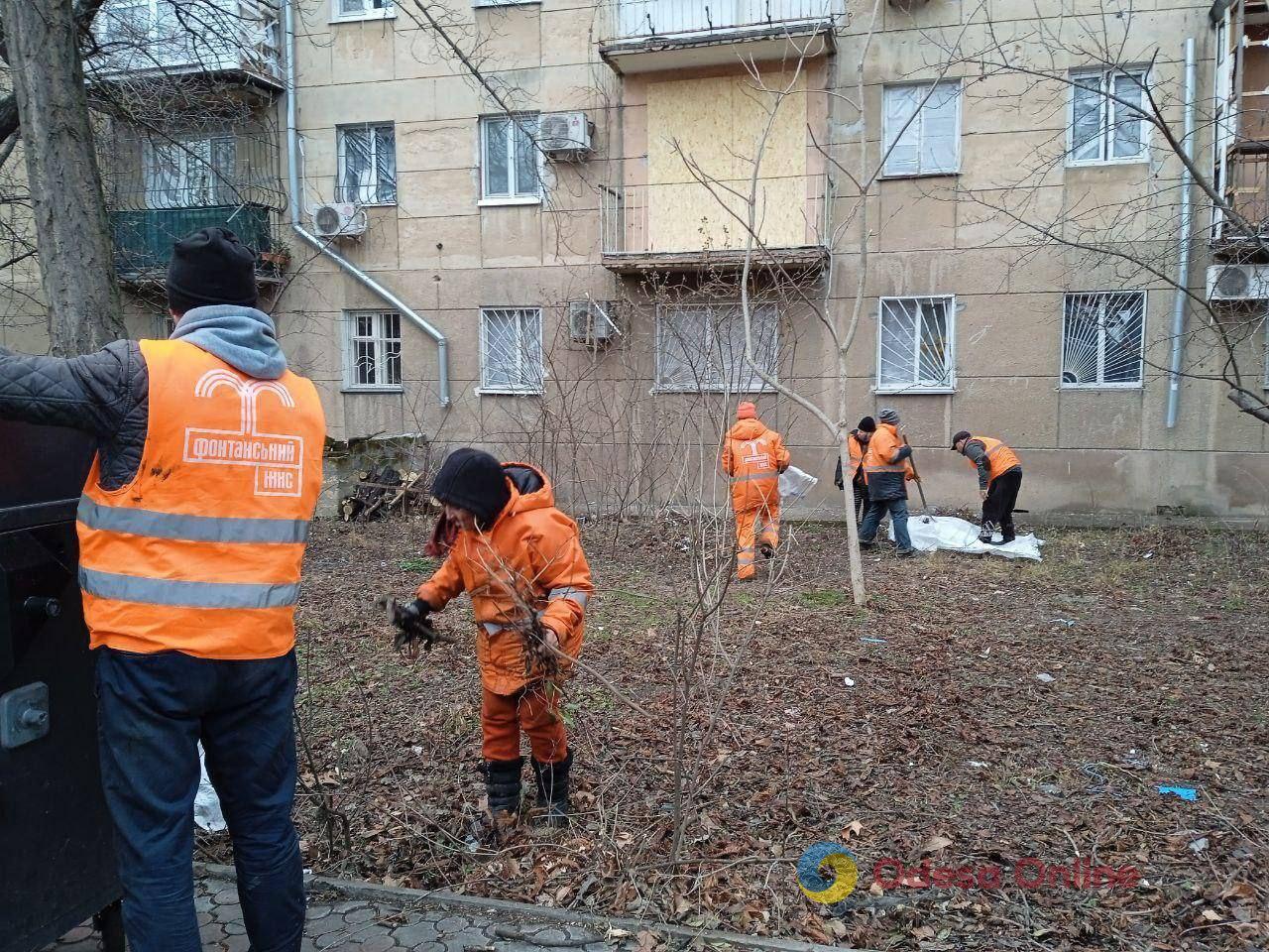 Последствия российской атаки на Одессу 17 января: коммунальщики закрыли пленкой окна в 135 квартирах