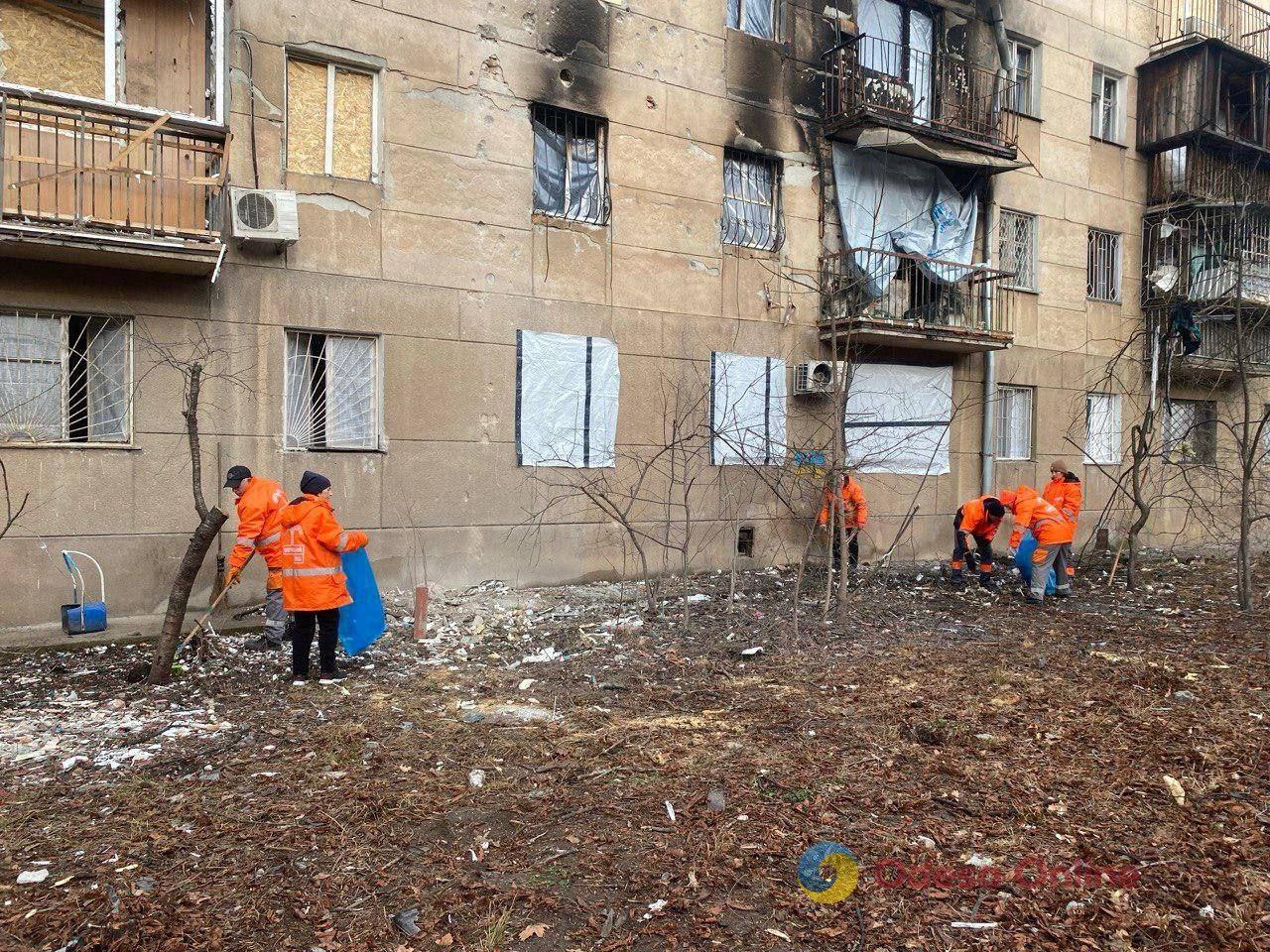 Последствия российской атаки на Одессу 17 января: коммунальщики закрыли пленкой окна в 135 квартирах