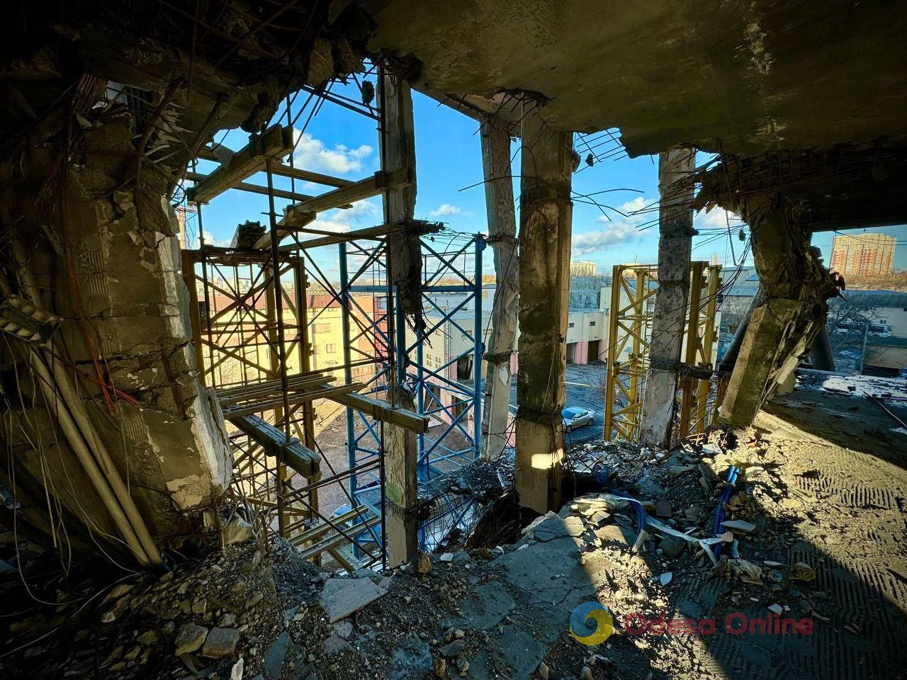 Одесса: на восстановление поврежденной ракетой многоэтажки на Средней требуется около 10 месяцев