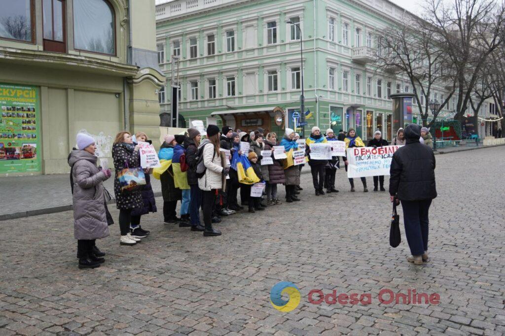 «Вимагаємо реальні терміни демобілізації»: центром міста пройшли маршем родичі військових