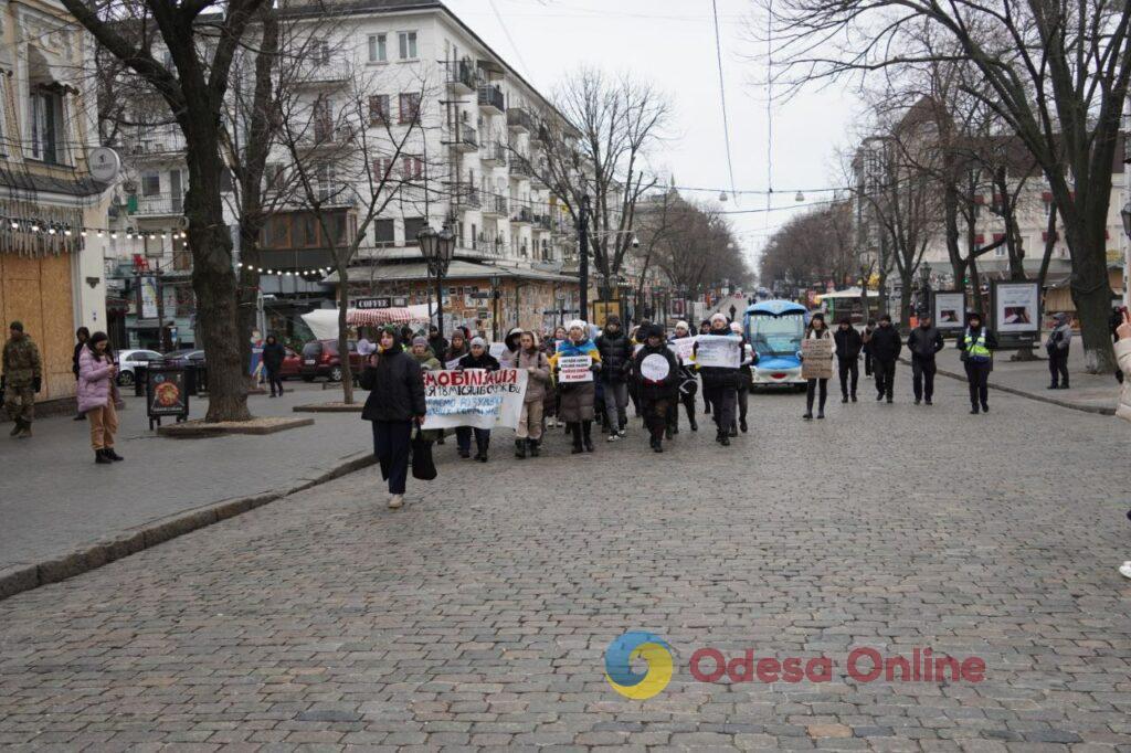 «Требуем реальные сроки демобилизации»: по центру города прошли маршем родственники военных