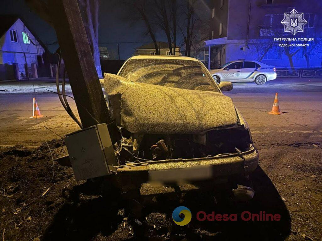 В Одесской области нетрезвый водитель врезался в столб и убежал с места ДТП