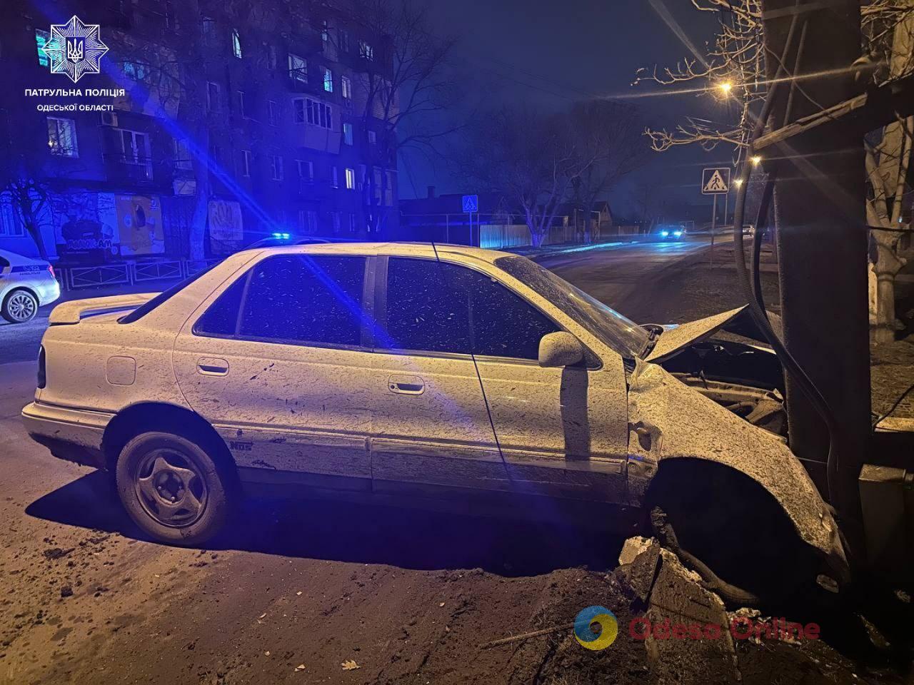 В Одесской области нетрезвый водитель врезался в столб и убежал с места ДТП