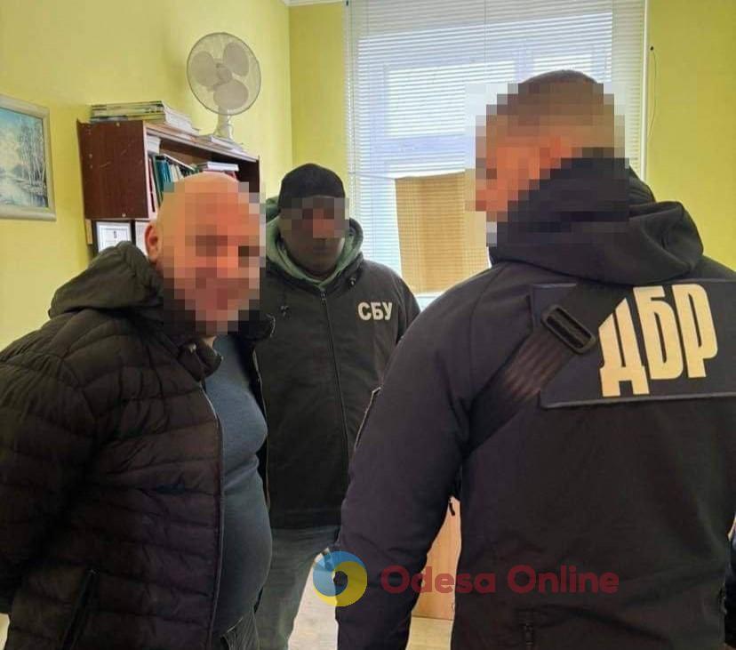 На Одещині співробітник ДМС вимагав хабар за підтвердження дітям громадянства України