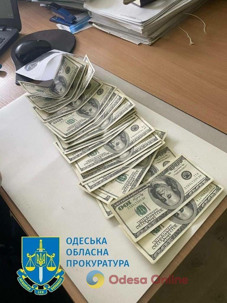 На Одещині співробітник ДМС вимагав хабар за підтвердження дітям громадянства України