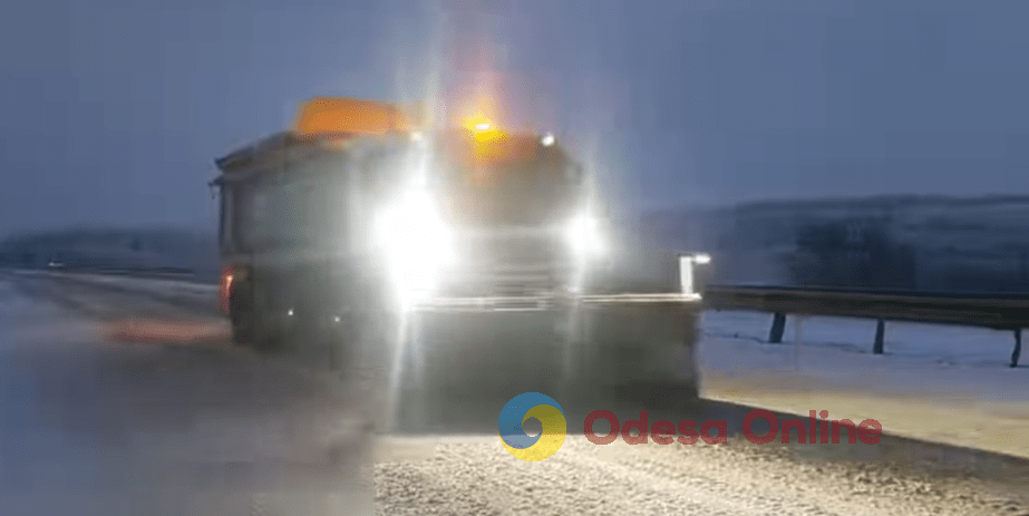 Непогода в Одесской области: с обеда циклон накроет весь регион, на дорогах проводятся снегоочистительные работы (видео)
