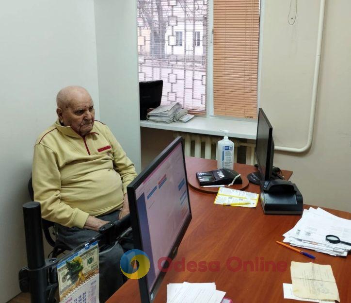 В Николаеве 104-летний мужчина впервые оформил загранпаспорт, чтобы посетить родных