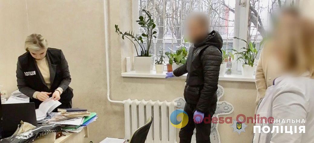 На Одещині лікарка обіцяла чоловіку із хронічними захворюваннями за гроші допомогти підтвердити інвалідність