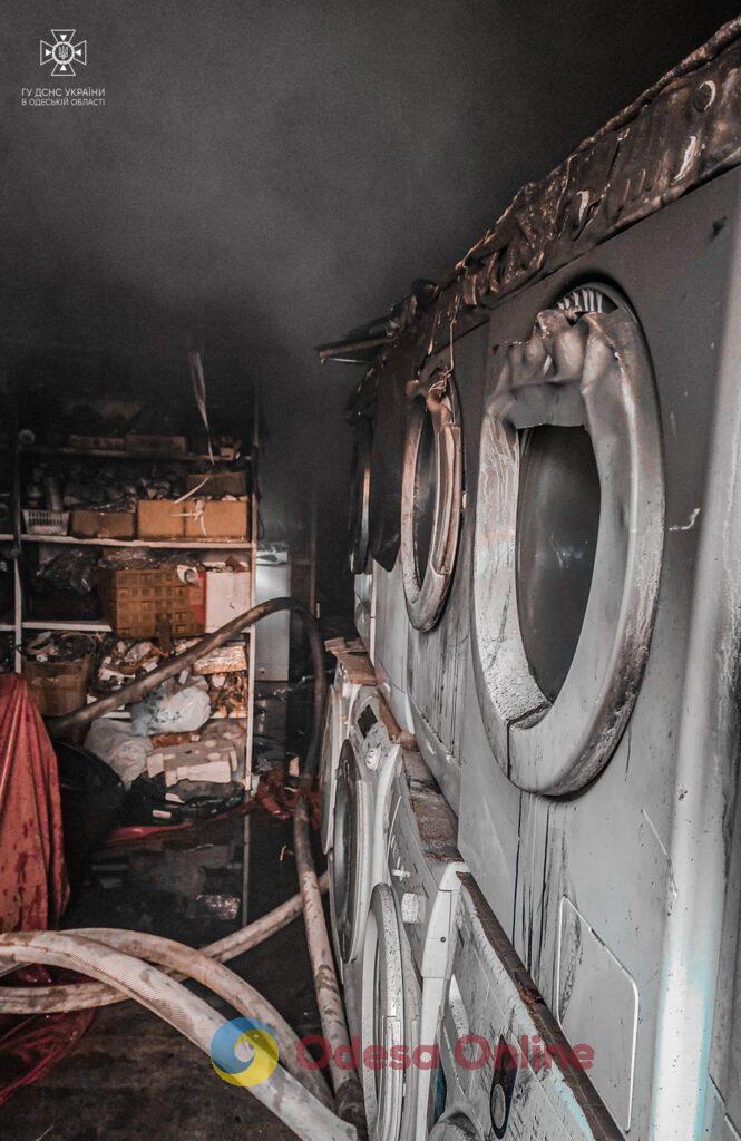 В Одесі горіла майстерня по ремонту пральних машин (фото)