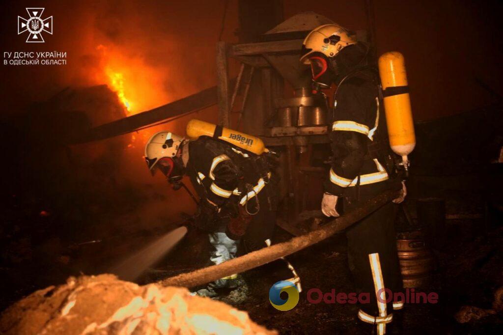 В Одессе выгорел склад со стройматериалами