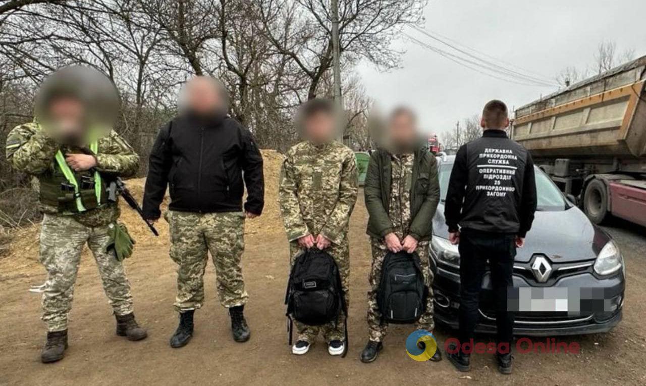 Маскировались под военных: в Одесской области пограничники задержали перевозчика и его пассажиров