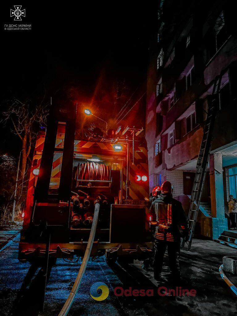 В Одессе произошел пожар в 13-этажном общежитии (фото, видео)