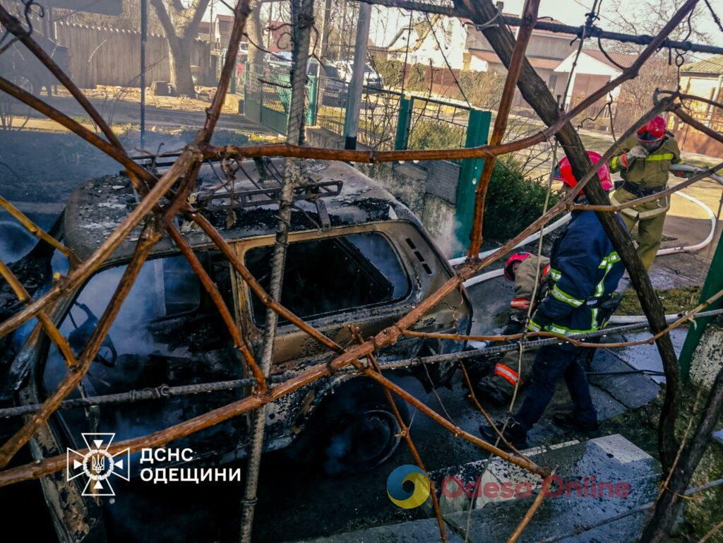В Кодыме горел гараж с автомобилем внутри (фото)