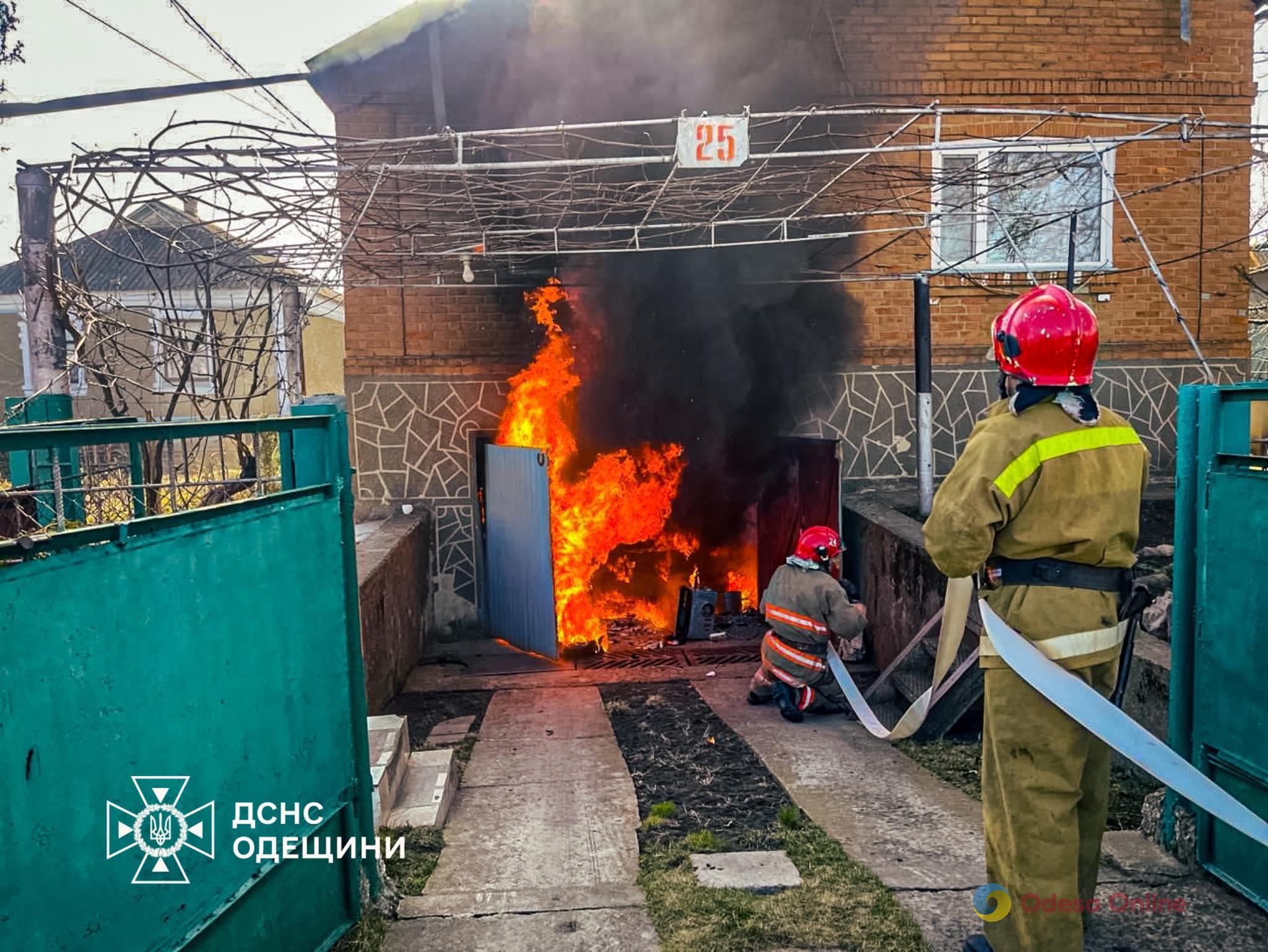 В Кодыме горел гараж с автомобилем внутри (фото)