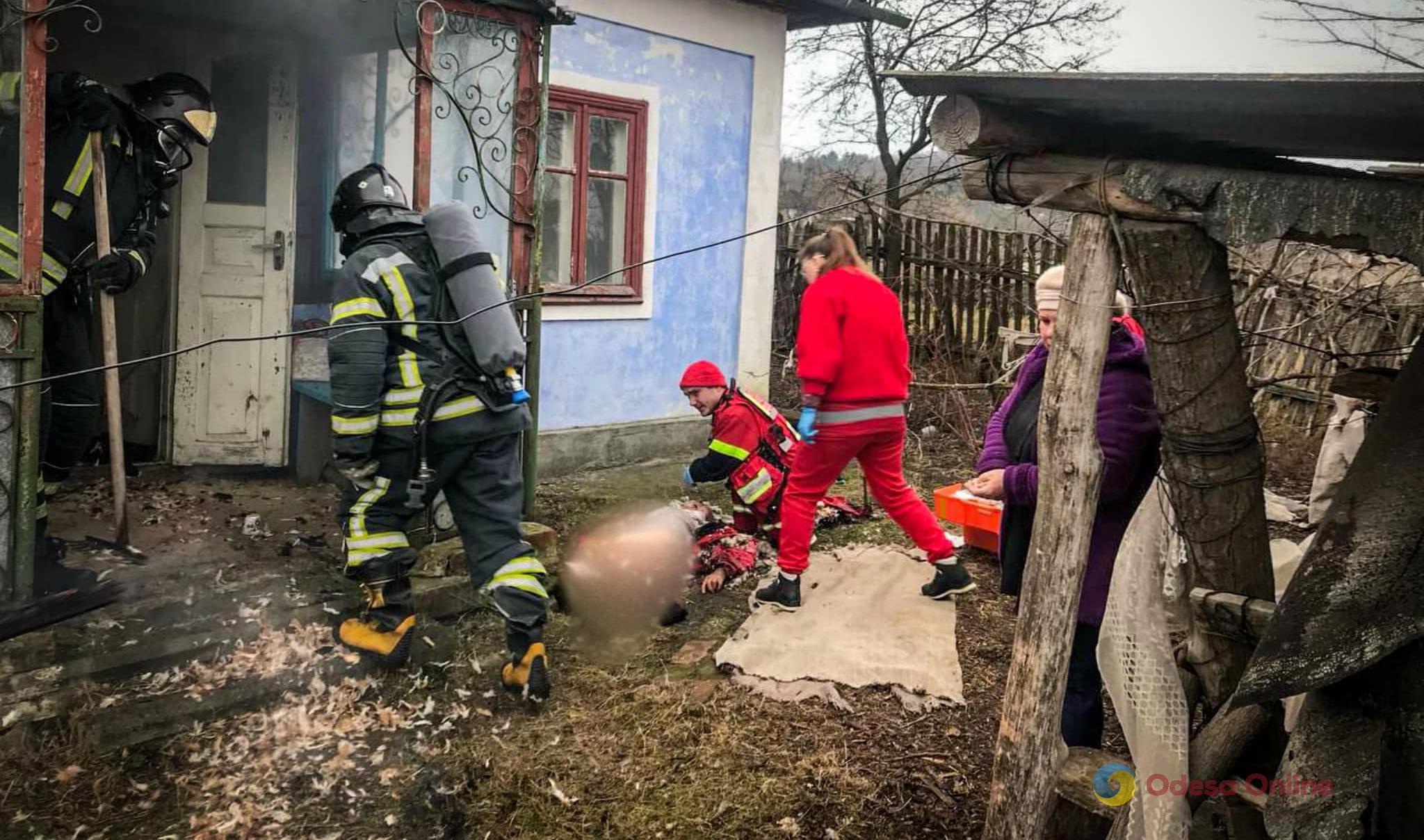 На Одещині врятували жінку з палаючого будинку