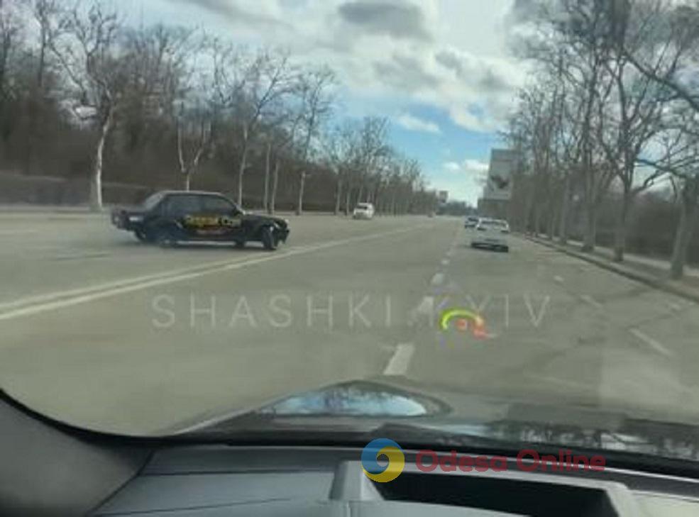В Одессе водитель легковушки дрифтовал на дороге и едва не устроил ДТП (видео)