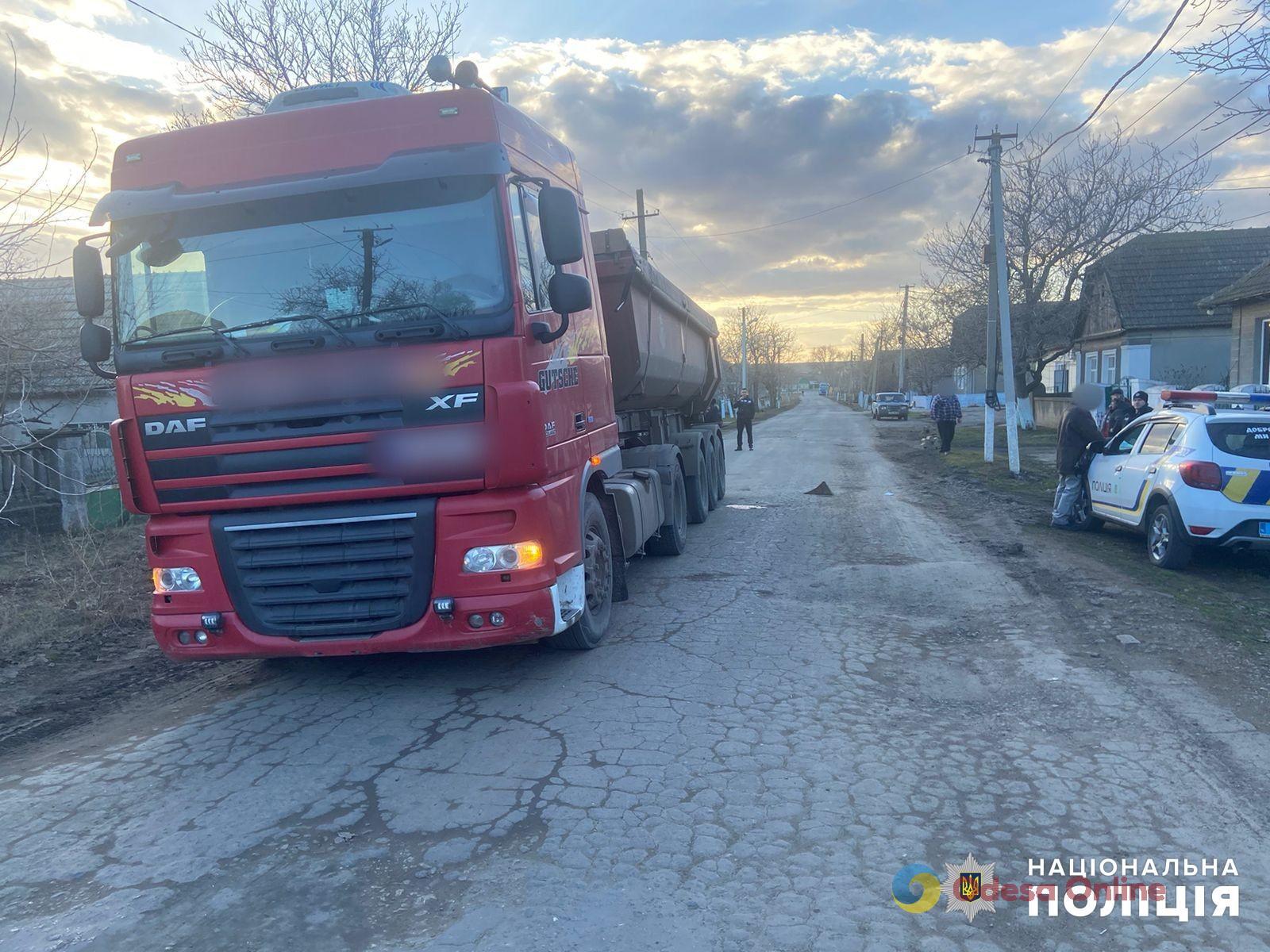 На Одещині вантажівка наїхала на чоловіка