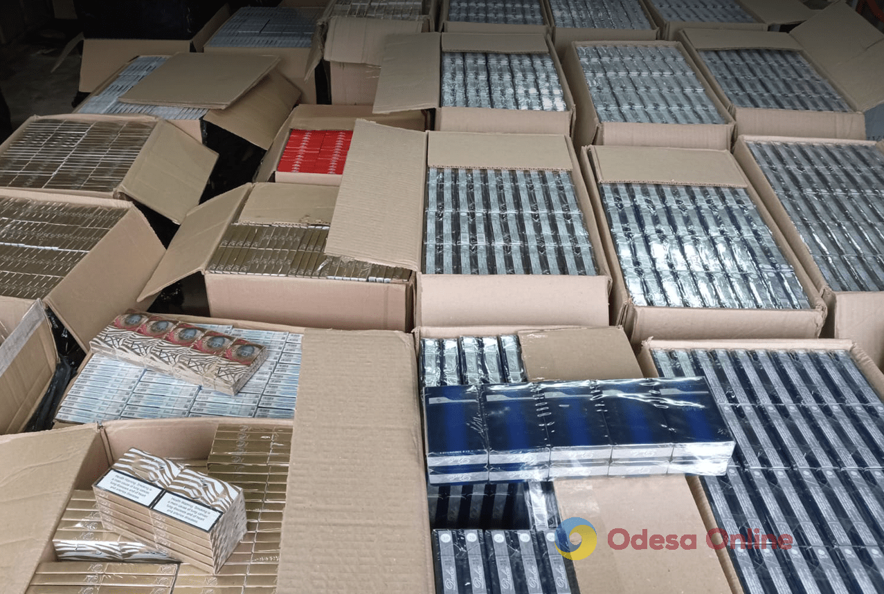 В Одессе правоохранители обнаружили и изъяли 25 тысяч пачек контрафактных сигарет